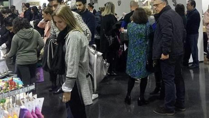 Asistentes a la inauguración del mercado, ayer por la tarde.