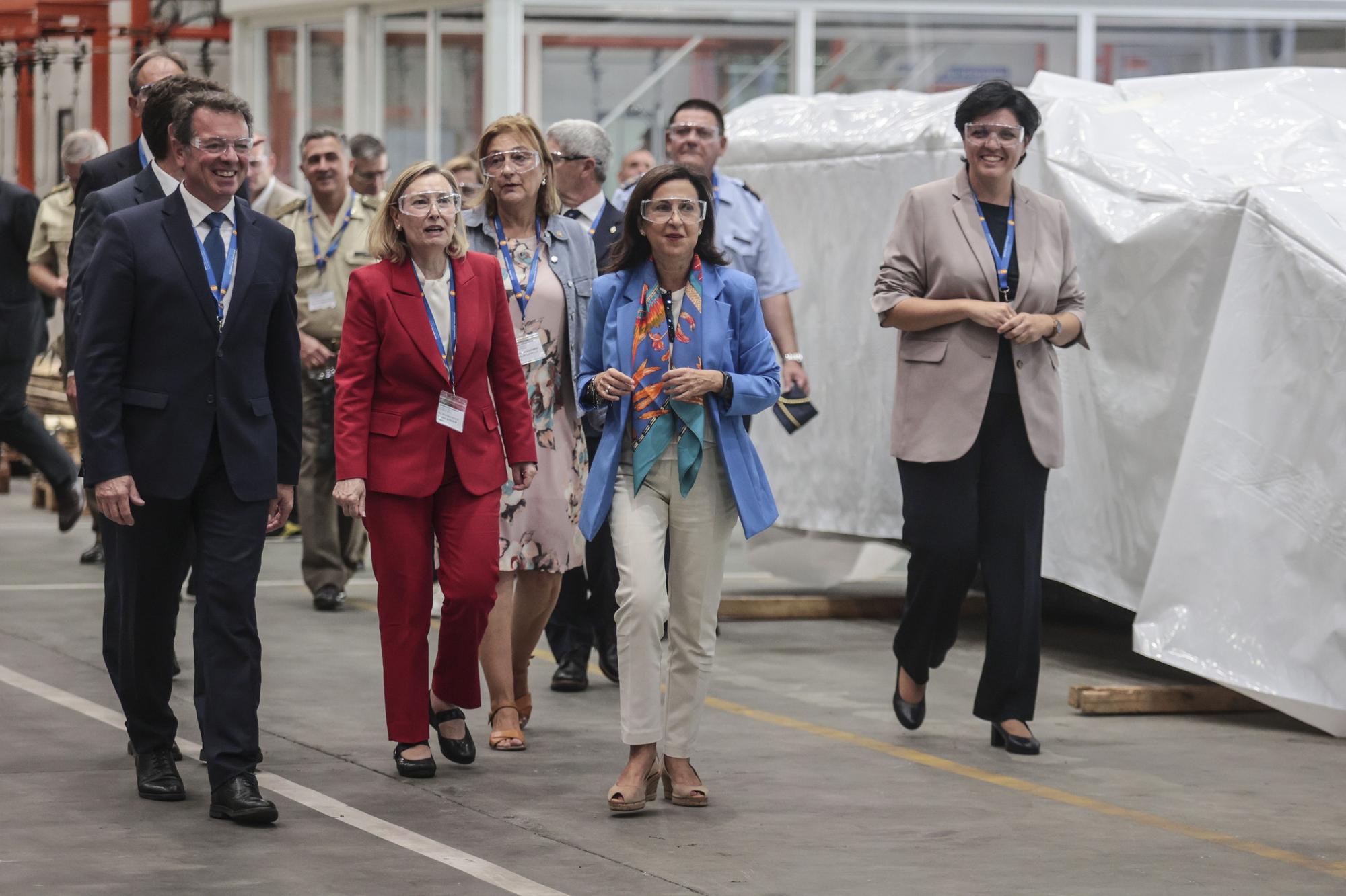 En imágenes: así fue la visita de la ministra Margarita Robles a la Fábrica de Armas de Trubia