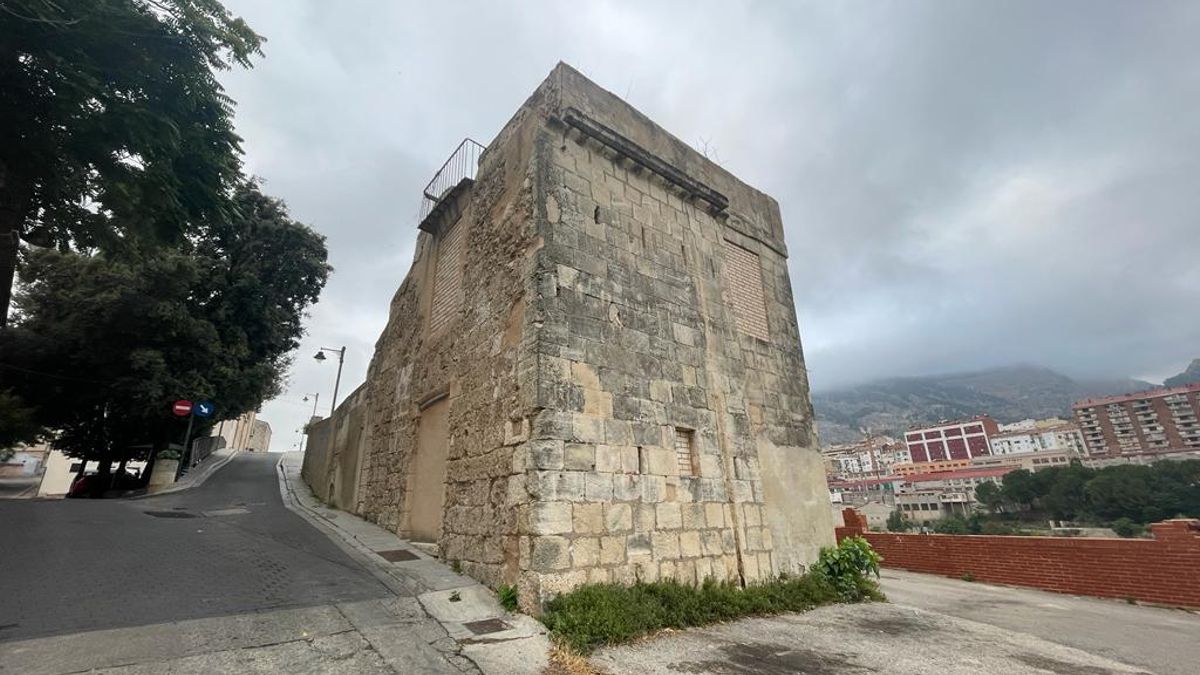 La Torre-Portal de Cocentaina, uno de los pasos de la muralla medieval de Alcoy.