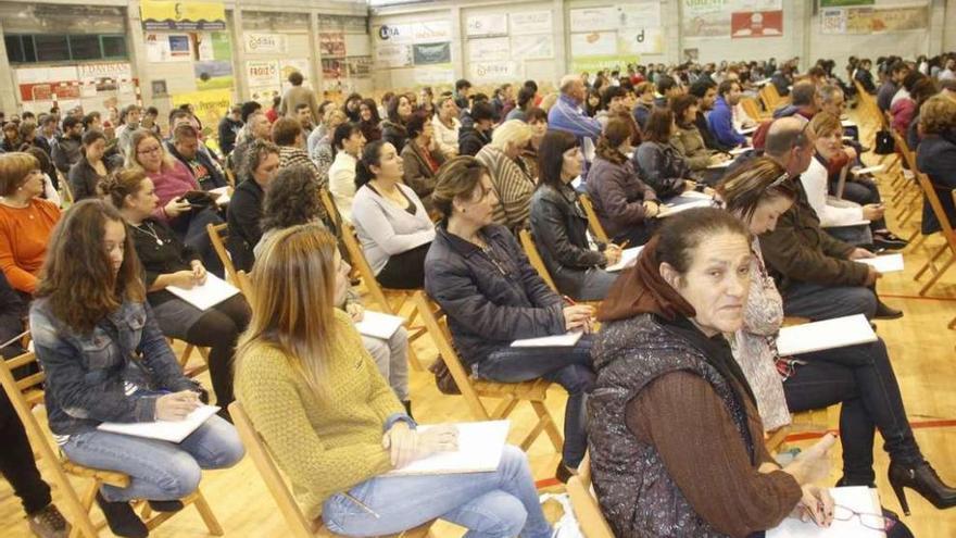 Vecinos participantes en las últimas pruebas de selección para una bolsa de trabajo. // Santos Álvarez