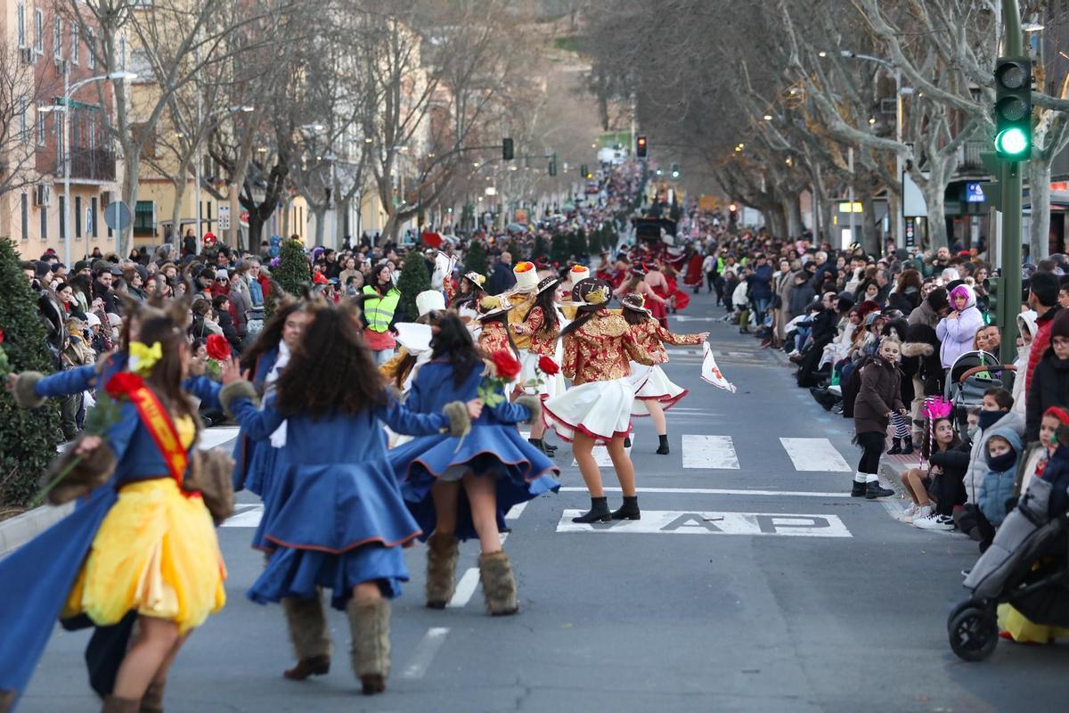 Miles de personas han vuelto a disfrutar del desfile de Carnaval de Toledo que ha llenado de color las calles de la ciudad