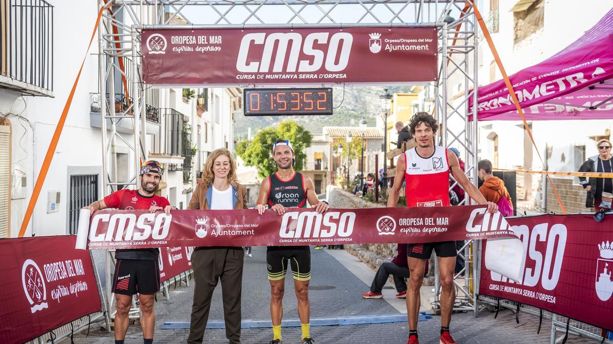 Miguel Mendoza (c), ganador absoluto de la CMSO 2023, junto a la concejala de Deportes de Orpesa Sonia Bellés, y Gerard Morgado, 2º (i) y Manuel Marín, 3º (d).