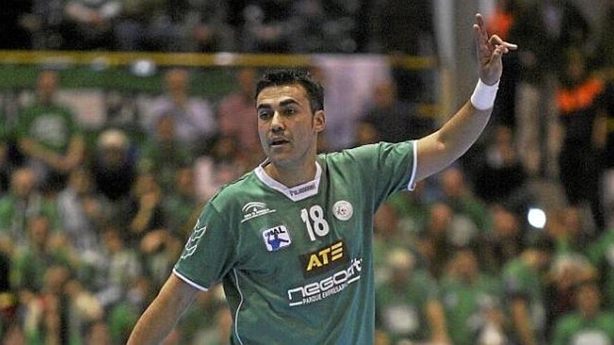 José Luis Pérez Canca, con la camisera del BM Antequera.