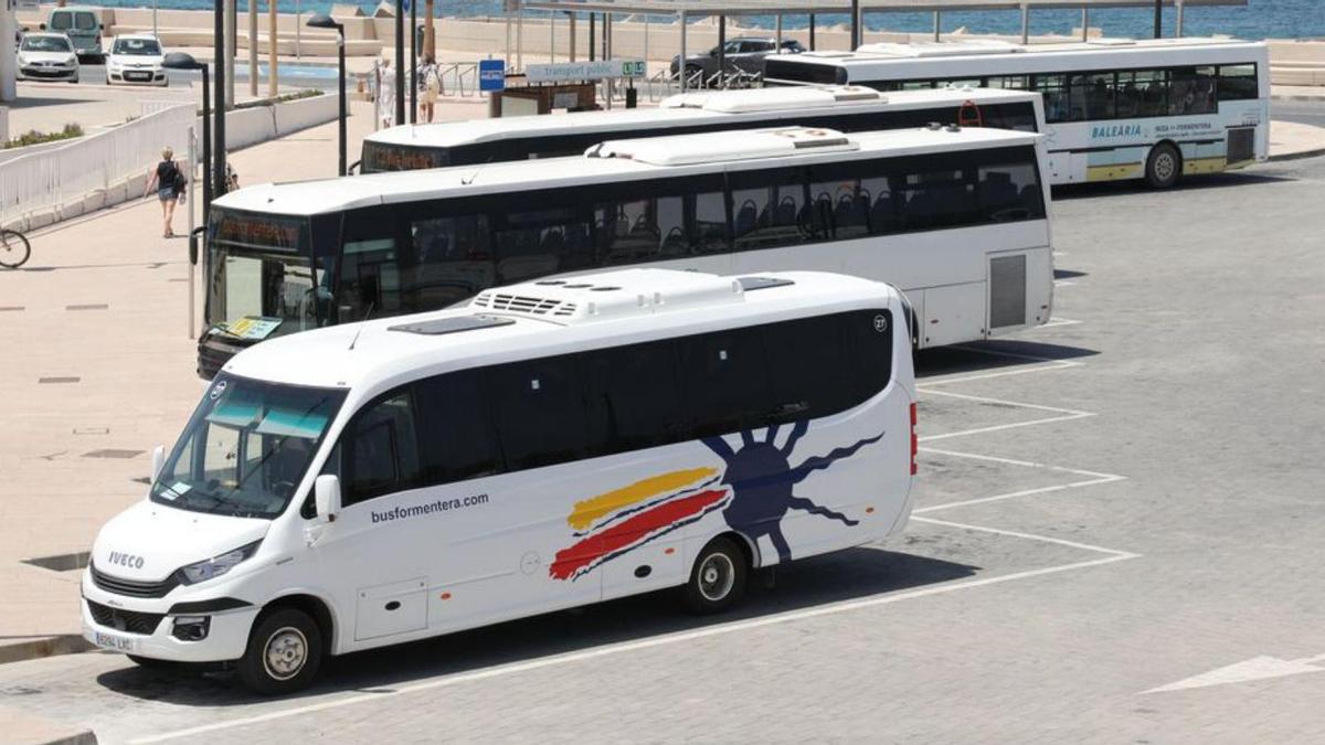 Autobuses en la parada del puerto de la Savina.