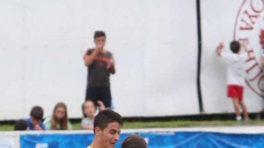 Samuel pelea un balón ante el Oviedo B.