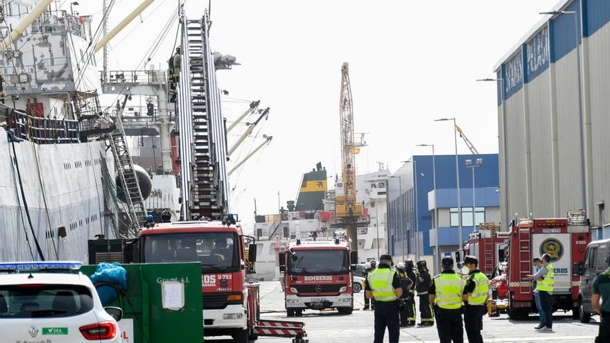 Extinguido el incendio en un barco en el puerto de La Luz con tres fallecidos