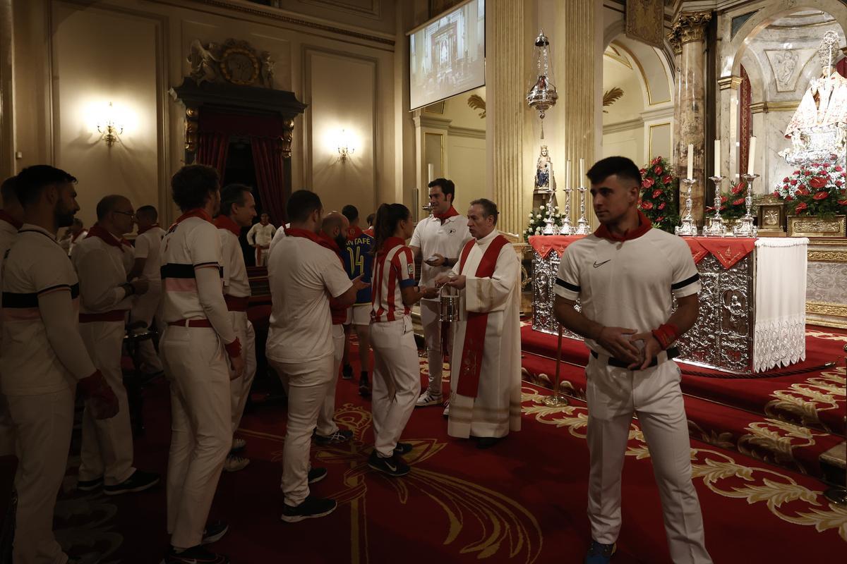  Los mozos pasan por la capilla de Pamplona para pedir la bendición de San Fermín antes del primer encierro de los Sanfermines 2022. 