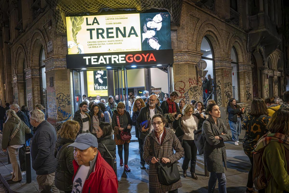 Público en el teatro Goya para ver la obra La trena