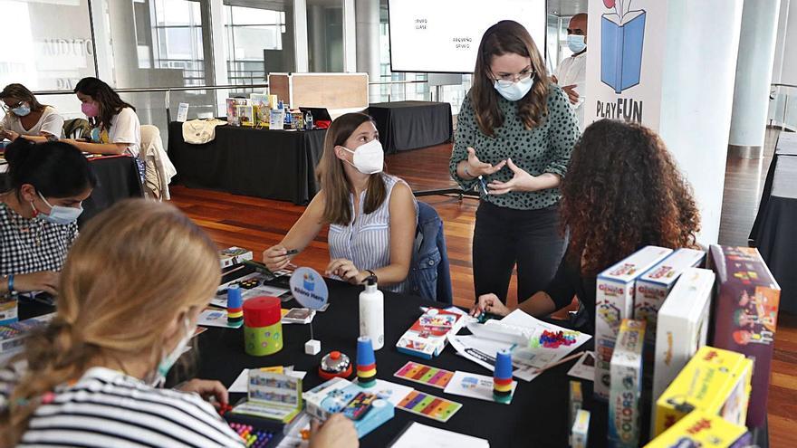 María Couso, creadora de
 Play Fun Learning, 
explicando conceptos en una
mesa de trabajo.  | // R.GROBAS