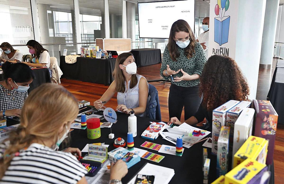 María Couso, creadora de
Play Fun Learning,
explicando conceptos en una
mesa de trabajo. | // R.GROBAS
