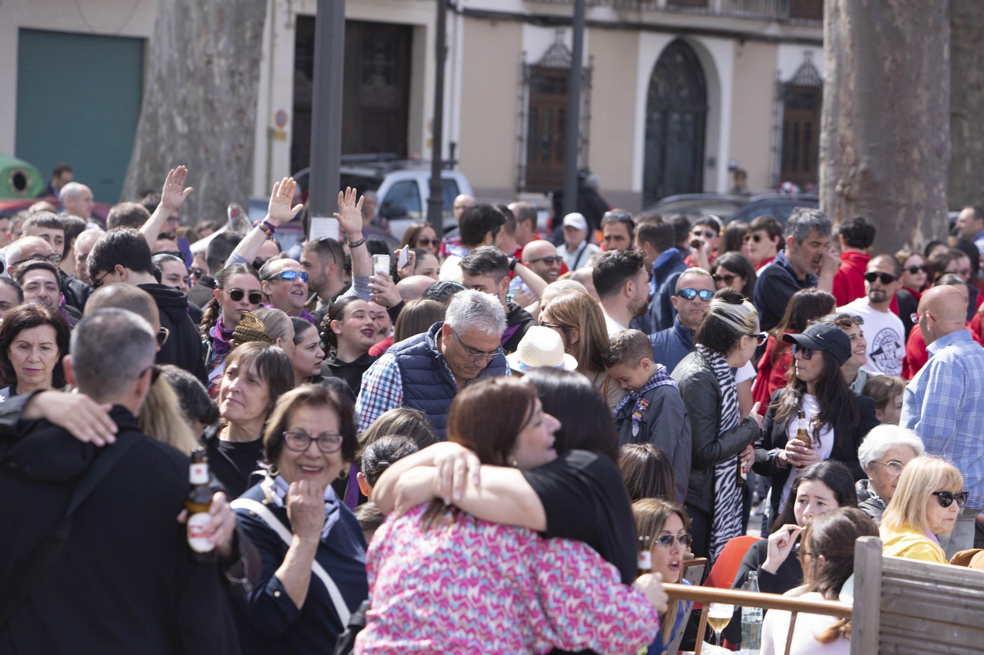 La mascletà de Caballer "retumba" en el Jardí de la Pau de Xàtiva