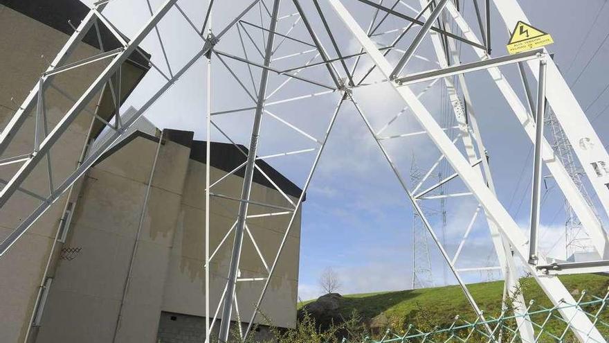 Torre eléctrica que está ubicada junto a las viviendas de Sol y Mar.