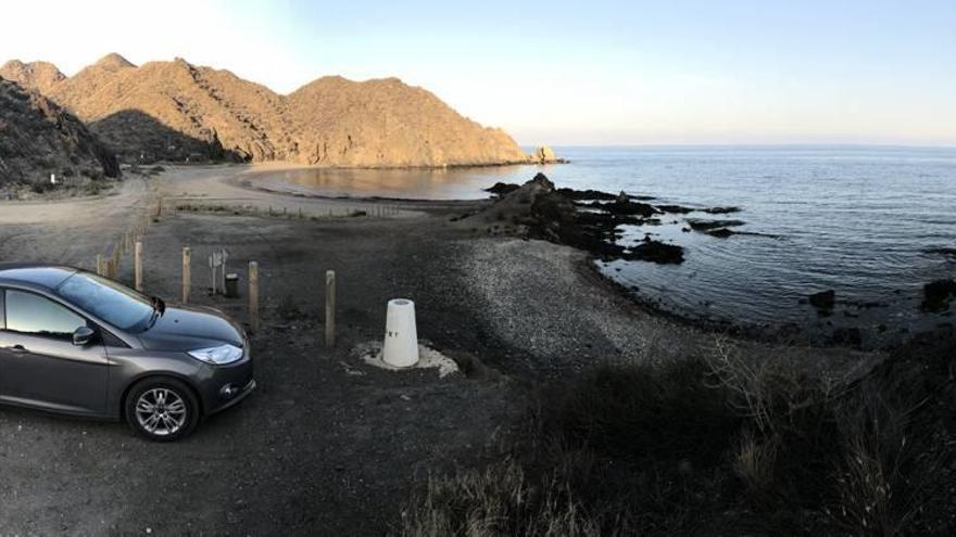 Los vehículos no podrán aparcar este verano en los accesos a las calas de la costa lorquina.