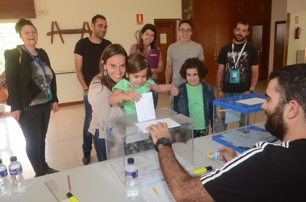 Vilagarcía, A Illa, Ribadumia, O Grove... Los votantes de la comarca eligen a sus representantes municipales y europeos.