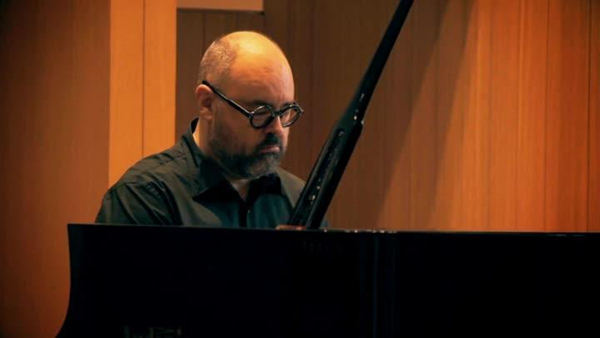 Inicio de ’El laberinto de los espíritus’ , acompañado a piano por su autor Carlos Ruiz Zafón