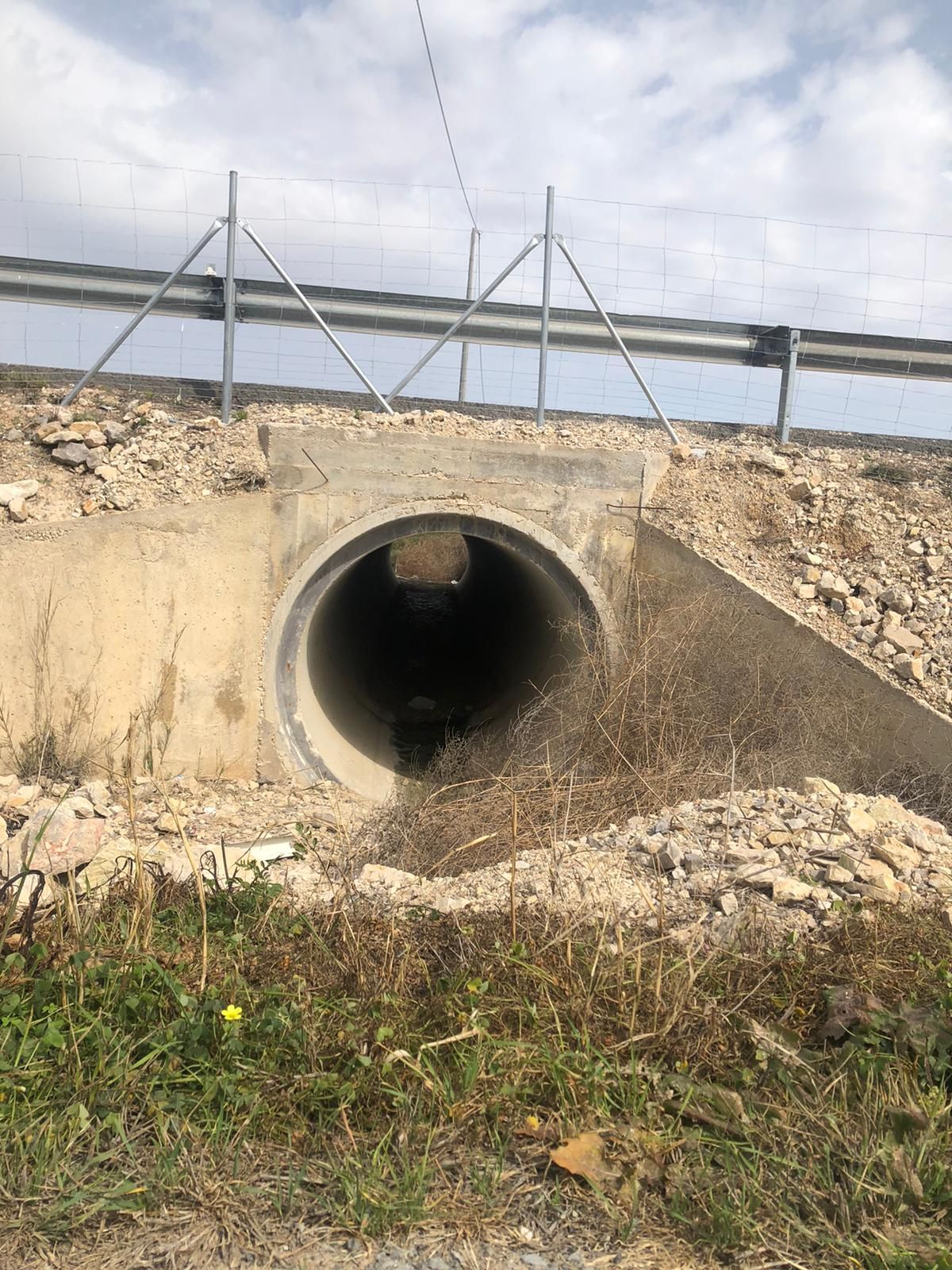 Imagen de uno de los colectores cegados durante la DANA para evitar el paso dle agua al otro lado de la carretera de la Cv-91 en la DANA y que derivó el agua hacia Heredades