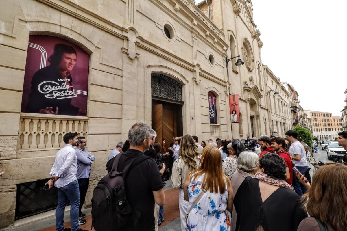 Expectación a las puertas del museo antes de la inauguración