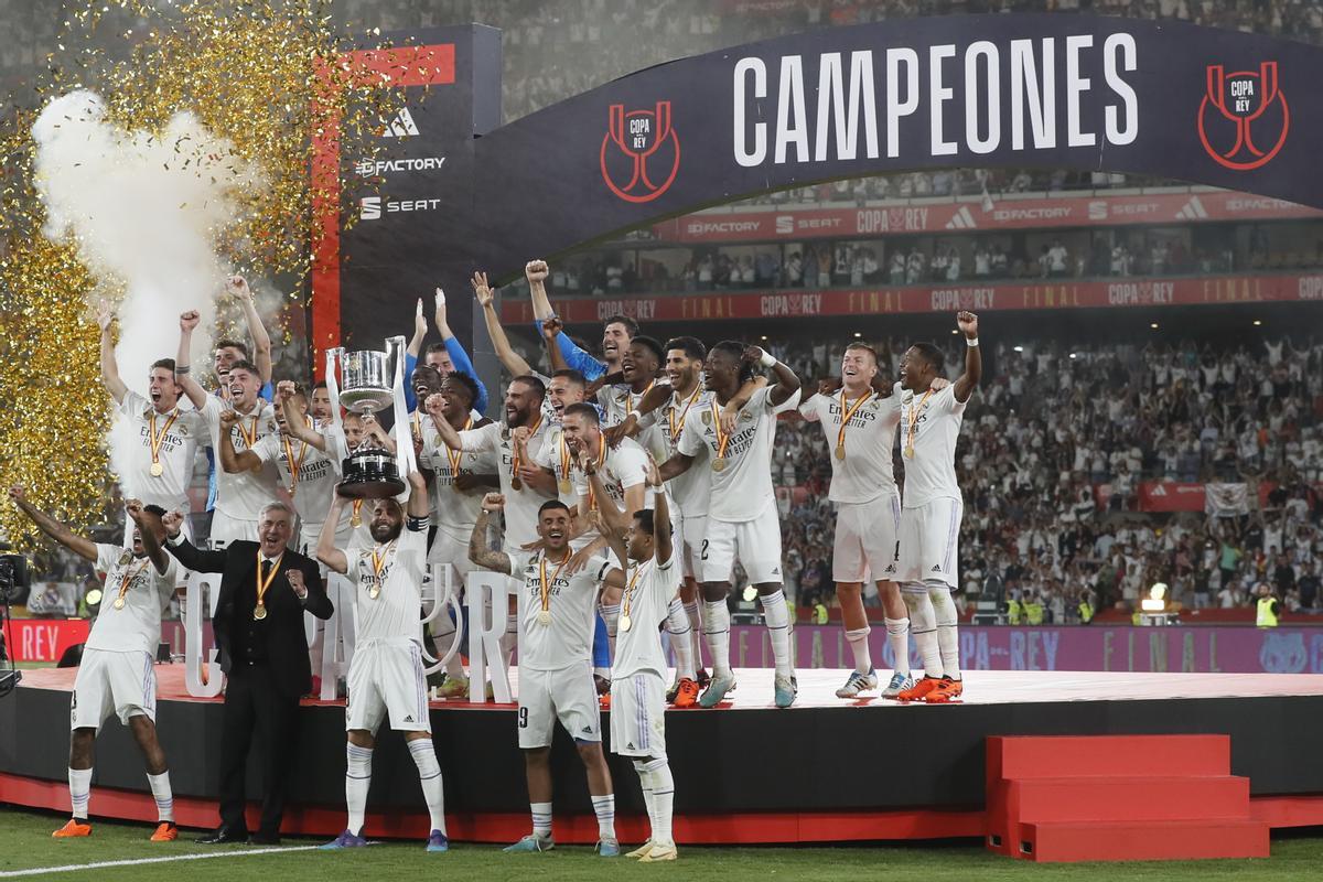 SEVILLA, 06/05/2023.- El capitán del Real Madrid, Karim Benzema levanta la Copa de S.M. El Rey entregada por Felipe VI tras vencer 2-1 a Osasuna en la final de la Copa del Rey de fútbol este sábado en el estadio de La Cartuja de Sevilla. EFE/José Manuel Vidal