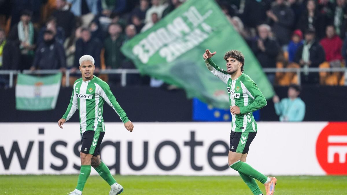 Abde Ezzalzouli celebra con Cucho su gol en el Betis-Utrecht