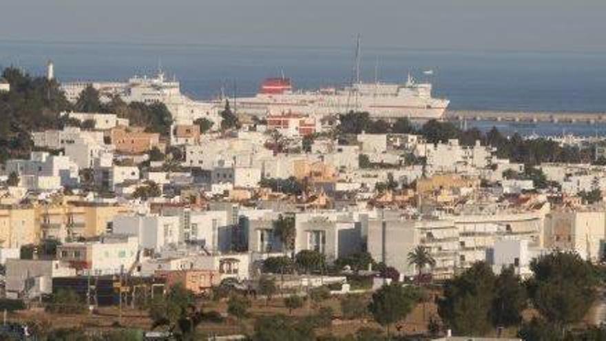 Imagen parcial de la ciudad de Ibiza, donde Podemos quiere prohibir los alquileres turísticos.