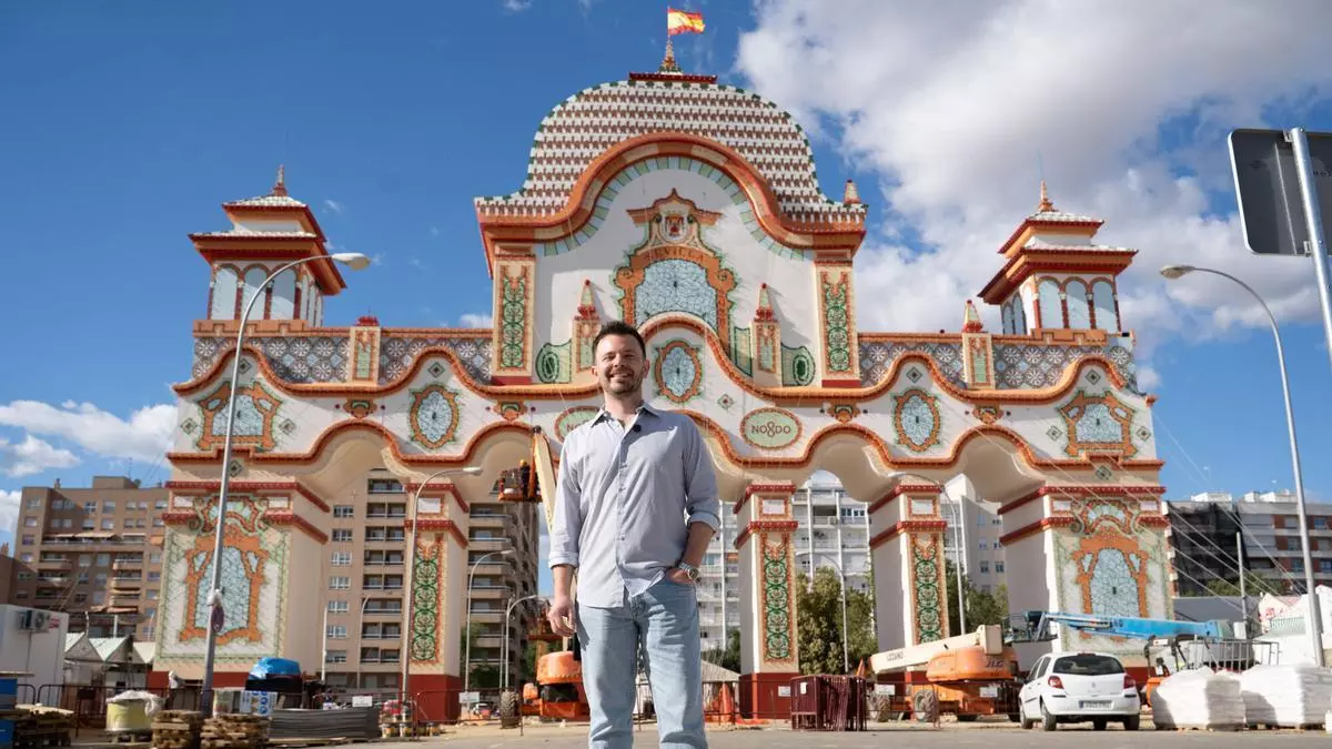 Davide Gambini, el italiano que ha diseñado dos portadas de la Feria de Sevilla: "La clave es que tenga el gusto de la fiesta, no el mío"