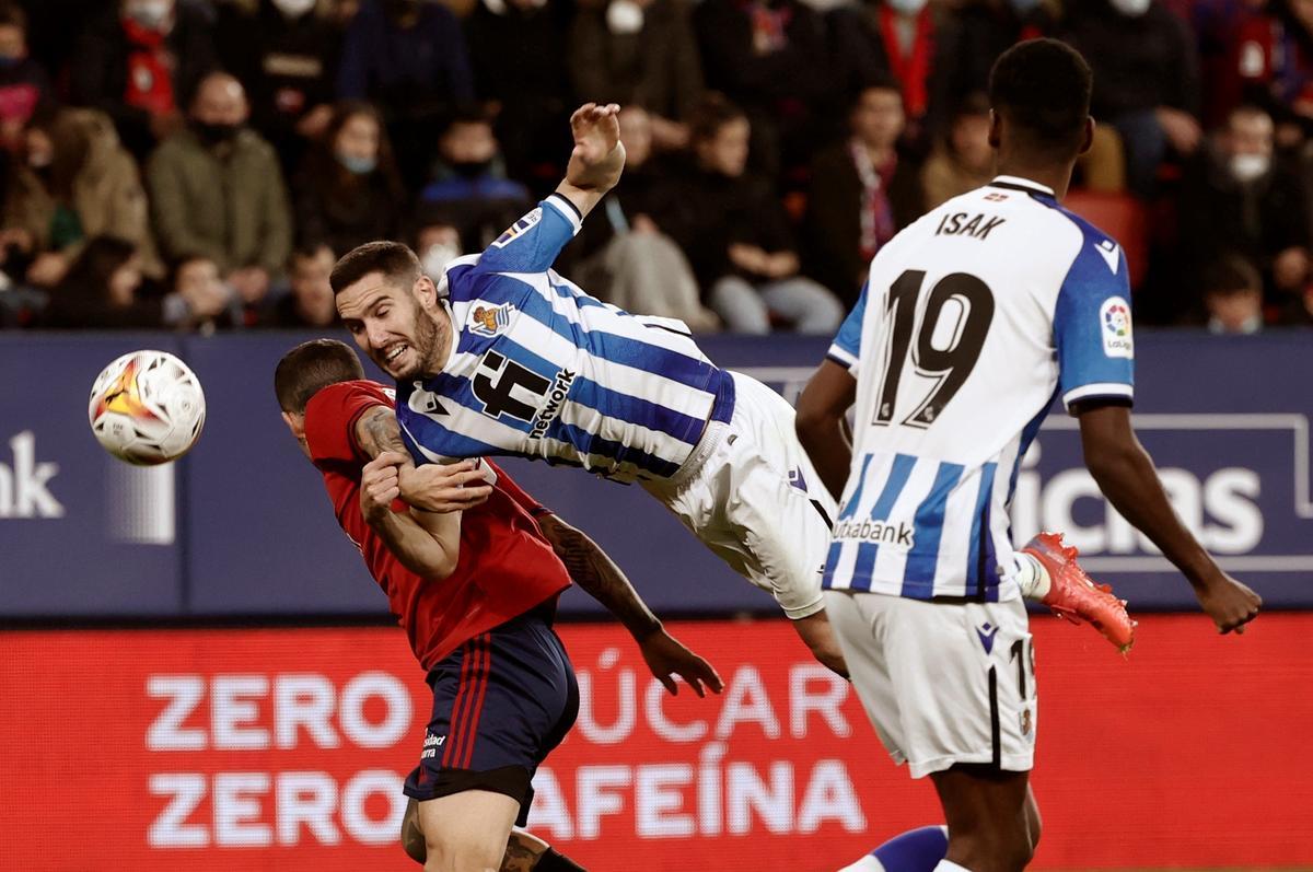 El defensa de la Real Sociedad, Joseba Zaldua, disputa el balón en el partido de fútbol de LaLiga que ha enfrentado a su equipo con el Osasuna.