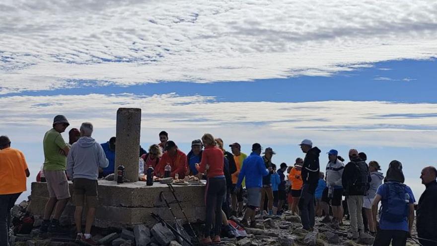 Deliciosa fiesta del jamón de senderistas magalloneros en la cima del Moncayo