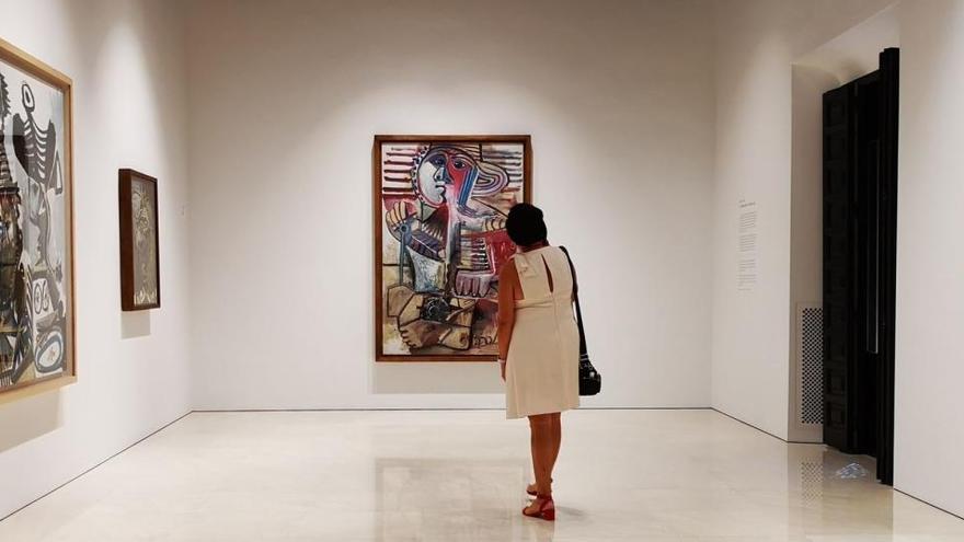 Una mujer visita la colección del Museo Picasso Málaga.
