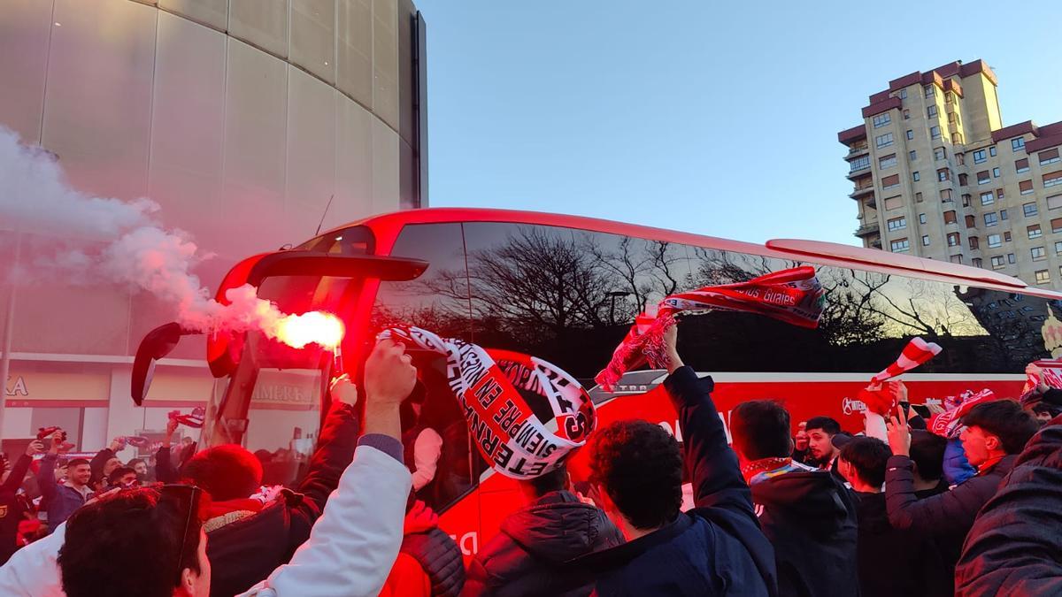 La afición recibe al Sporting a las puertas del Molinón antes de enfrentarse al Leganés