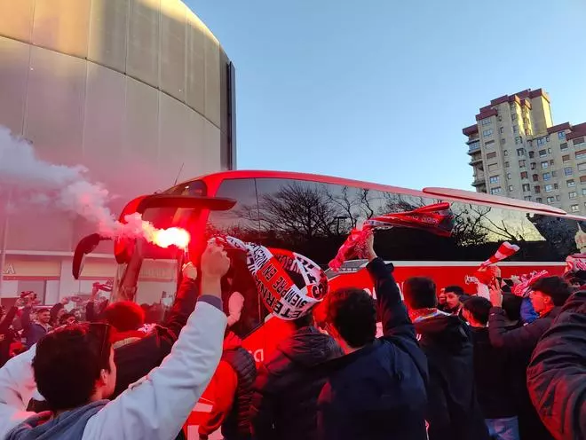 La afición recibe al Sporting a las puertas del Molinón antes de enfrentarse al Leganés