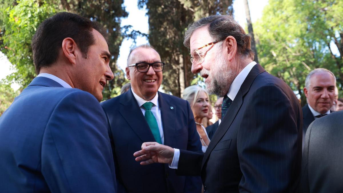 Arturo Bernal junto al nuevo consejero de Inteligencia Artificial y el expresidente Mariano Rajoy