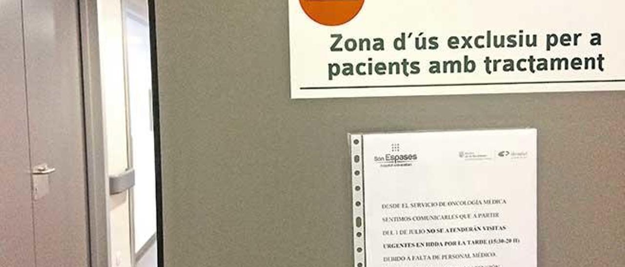 Acceso a las urgencias oncológicas con un cartel que informa de su cierre que la gerencia de Son Espases negó.