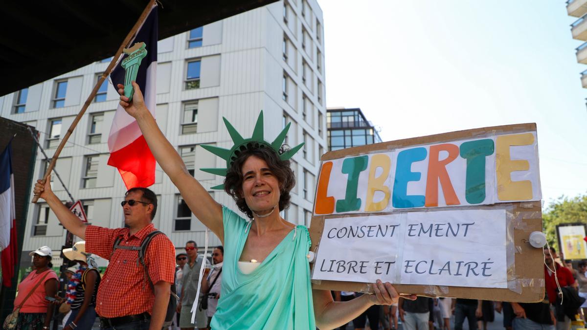 Miles de franceses protestan en París contra el pase sanitario