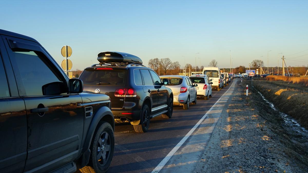 Cola de vehículos en la frontera entre Polonia y Ucrania.