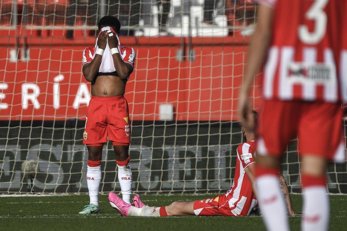 El delantero del Almería Largie Ramazani se lamenta en un partido ante el Girona.