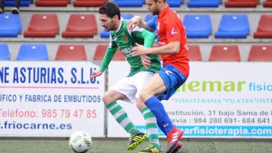 Turzo disputa un balón en el encuentro ante el Llanes.