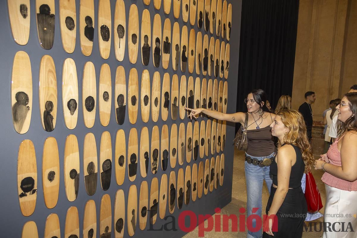 Así es la exposición 'Los Asomados' de Lidó Rico, que llega a Caravaca en su Año Jubilar