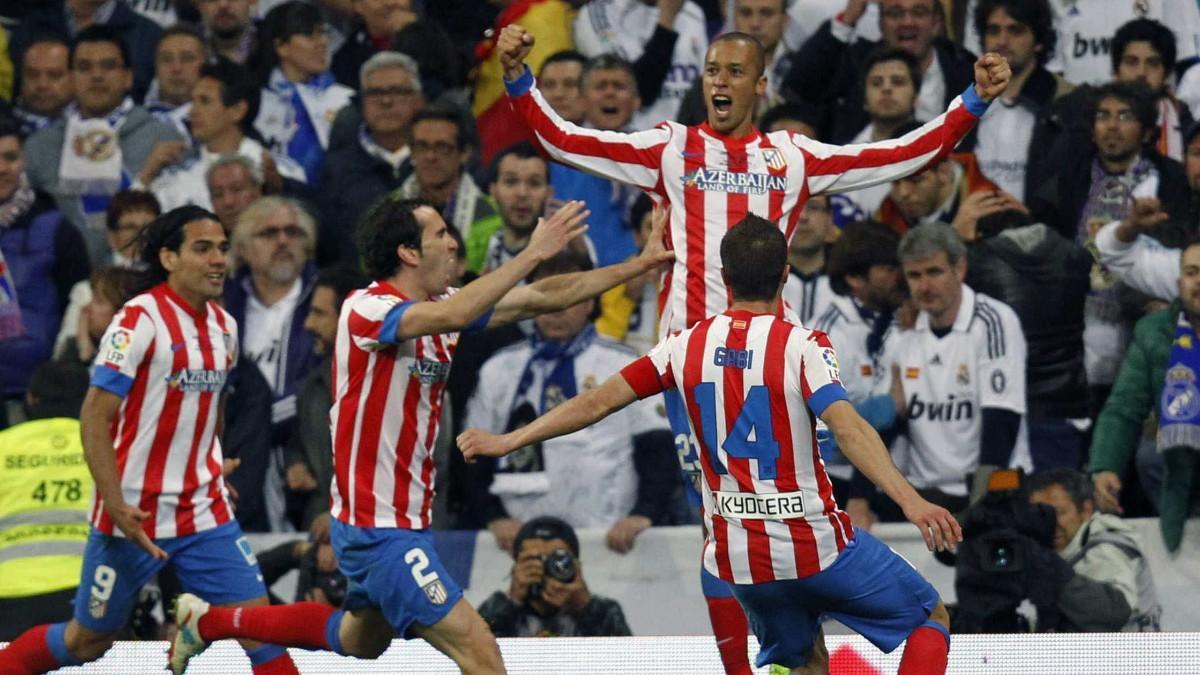 Falcao, Godín, Gabi y Miranda celebran el 1-2 en el Bernabéu ante rostros de decepción de los seguidores madridistas