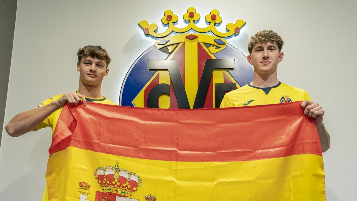 Pau Cabanes y Pau Navarro posan con la bandera de España.