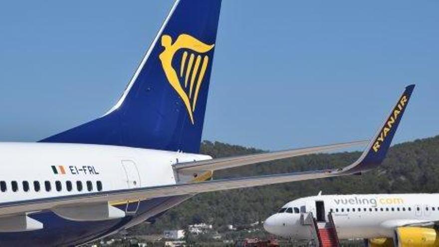 Aviones en la pista del aeropuerto de Ibiza en una imagen de archivo.