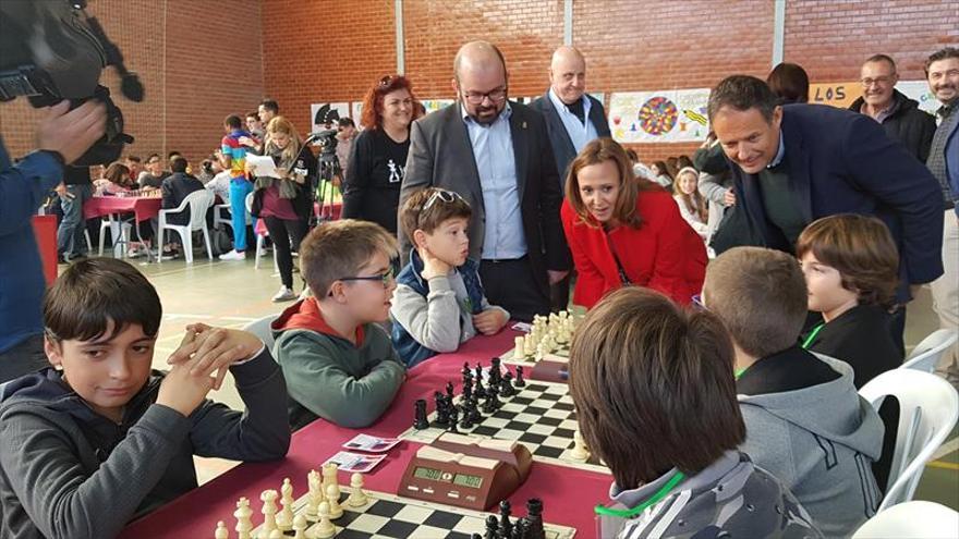 Cariñena reúne a mil niños para jugar al ajedrez