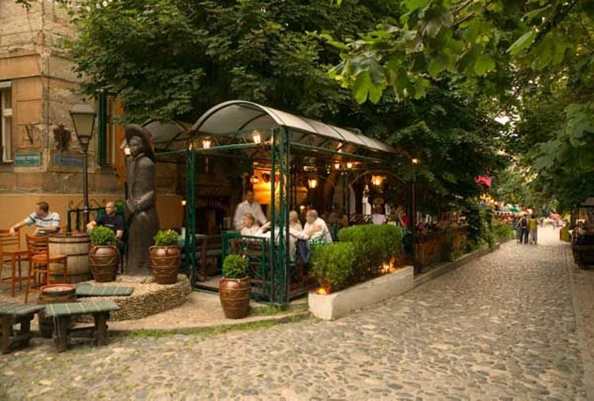 Un café en las calles de Belgrado.