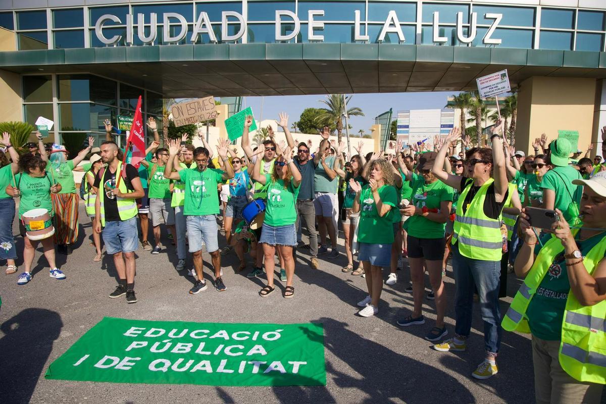 Profesores llevan su protesta a Ciudad de la Luz durante la visita de Pérez Llorca