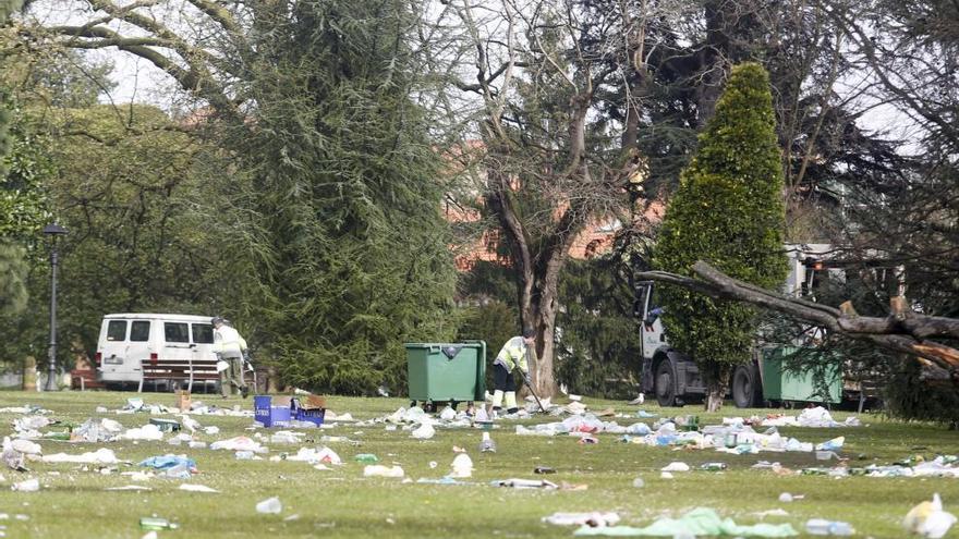 El estado que presenta el parque Ferrera, recién iniciadas las tareas de limpieza.