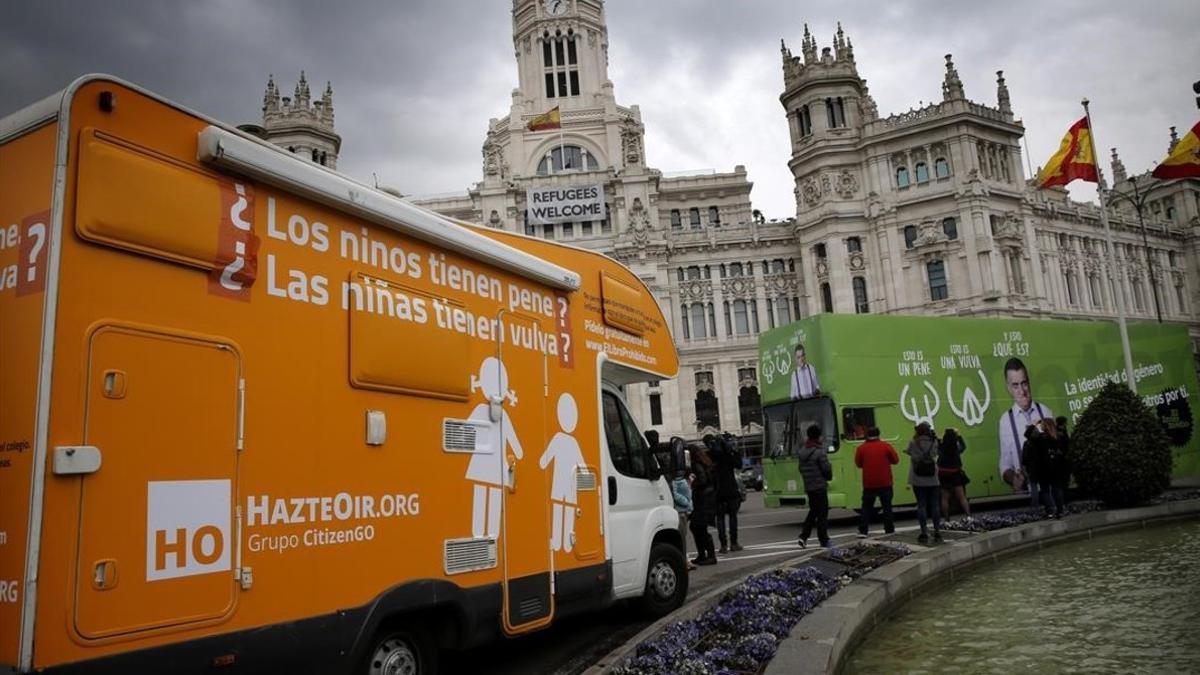 El bus de Hazte Oír frente al Ayuntamiento de Madrid.