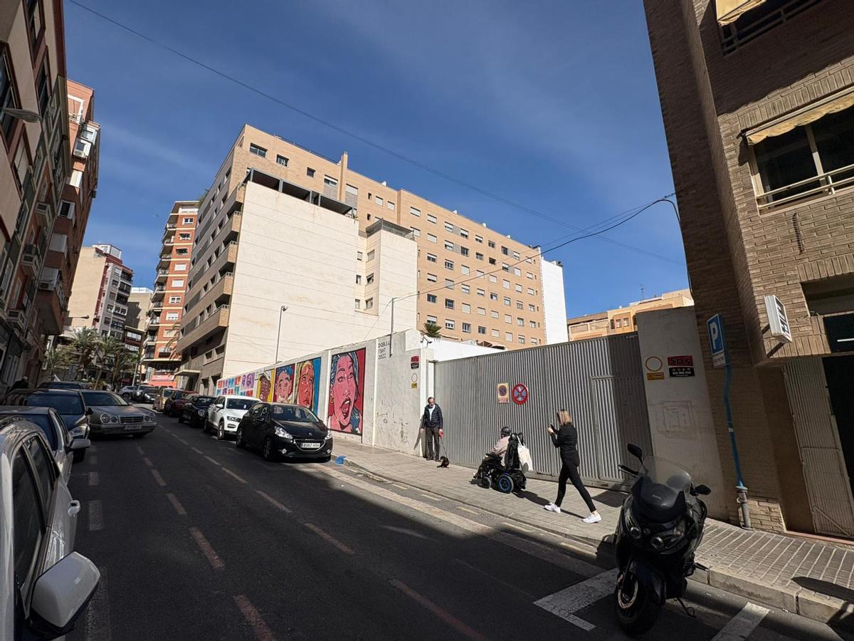 Uno de los accesos al histórico edificio de Salesianos, en el centro de Alicante