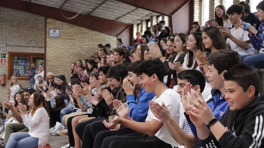 Alumnos del San Ignacio de Oviedo, durante una de las actividades celebradas ayer en el colegio. | Fernando Rodríguez