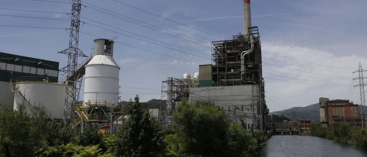 La central térmica de Lada, en la zona donde se proyecta actuar. | F. R.