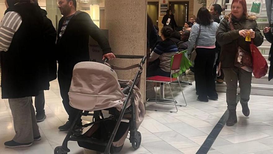 Colas en la Oficina de Información y Registro General ubicada en Plaza de Europa, en el centro de Murcia.
