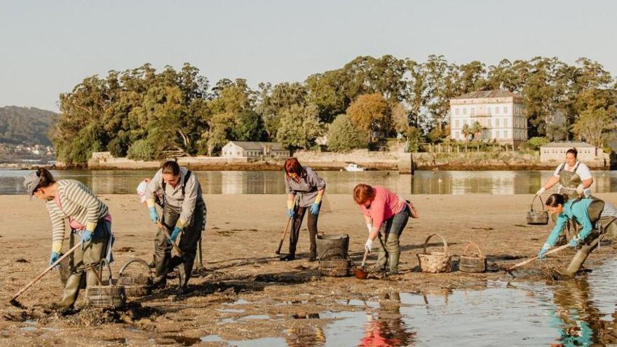 Mariscadoras trabajando en Cesantes, Redondela. // Eurorexión